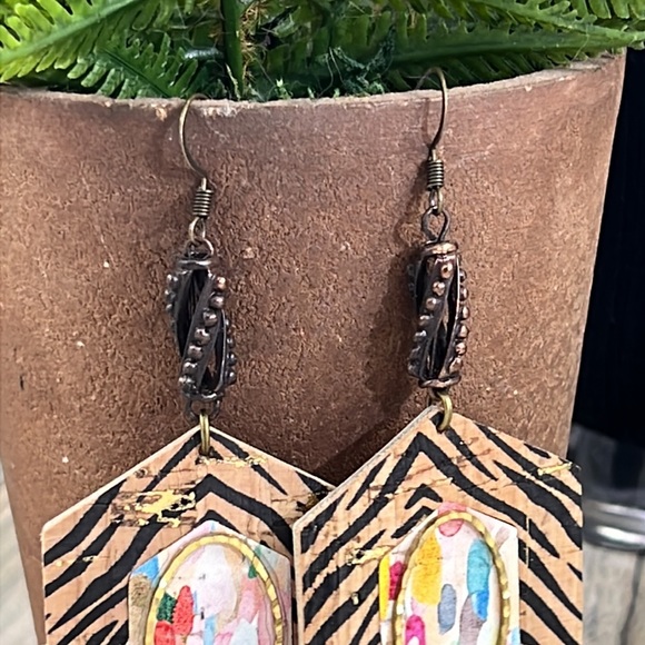 ⭐️🌸Adorned Crown Artisan Assemblage faux leather & metal zebra cork earrings - Picture 2 of 11